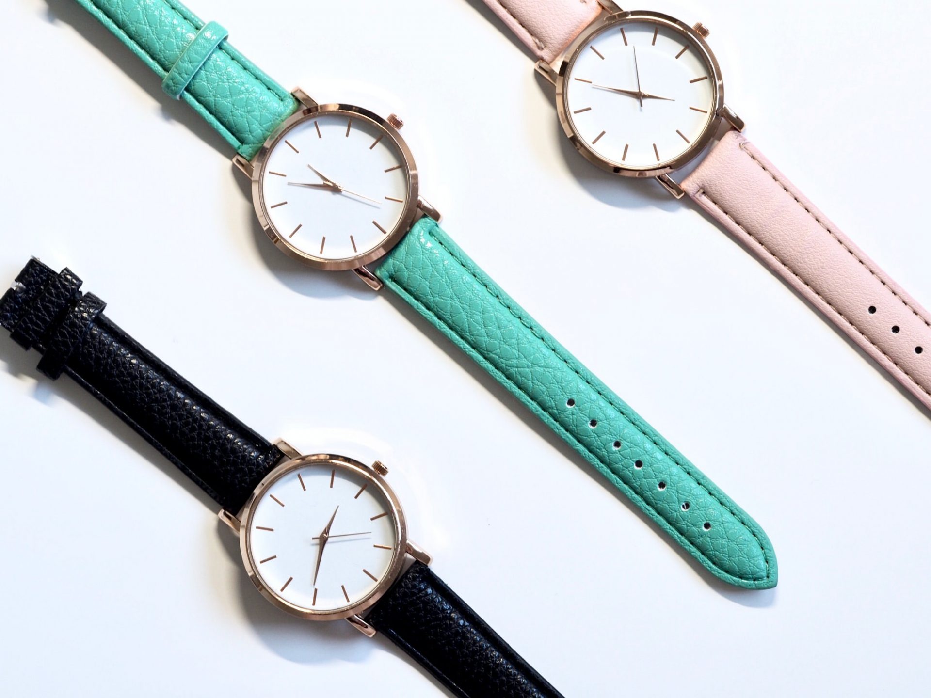 母の日に腕時計をプレゼント！おすすめの色や、レディースブランド腕時計を紹介します。